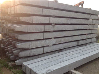 預(yù)制混凝土方樁(圖4) 等待裝運的預(yù)制混凝土方樁