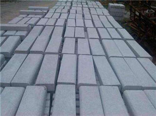 等待出廠的廣州邦堅混凝土路側(cè)石