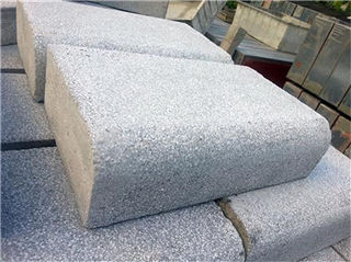 廣州邦堅生產(chǎn)的仿花崗巖路側(cè)石