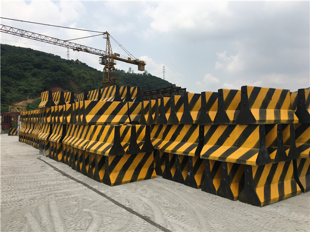 水泥防撞墩固定及運(yùn)輸問(wèn)題經(jīng)驗(yàn)分享(圖1) 水泥防撞墩固定及運(yùn)輸問(wèn)題經(jīng)驗(yàn)分享