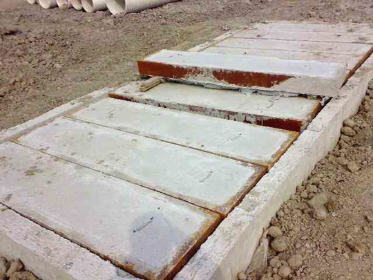 知識(shí)專題:普通水泥板與電力蓋板的區(qū)別(圖3) 正在使用中的高壓水泥蓋板