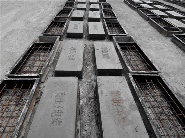 廠家正在制作混凝土電纜溝蓋板