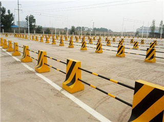 城市要道上擺放的黃色混凝土隔離墩