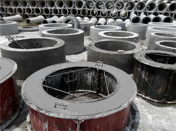 正在制作混凝土檢查井