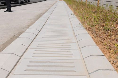 深圳混凝土蓋板表面出現(xiàn)裂紋的原因分析