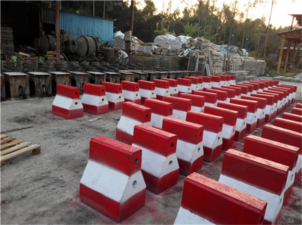 噴漆完成的紅白色水泥隔離墩