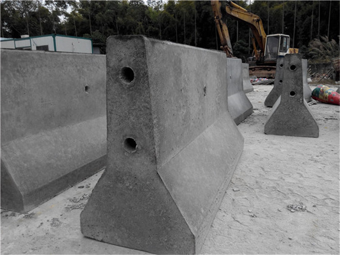 脫模后的水泥隔離墩