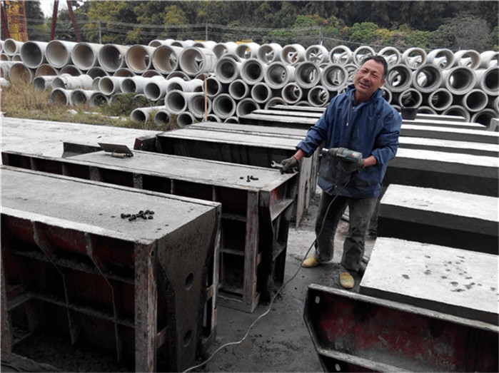 工作人員給水泥隔離墩脫模