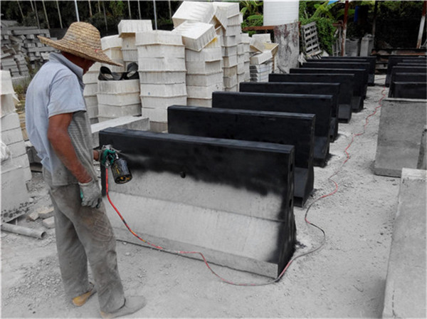 工作人員開始給水泥隔離墩噴漆