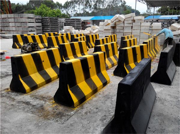 水泥隔離墩著色進行中