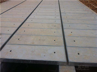 正在施工的電力蓋板