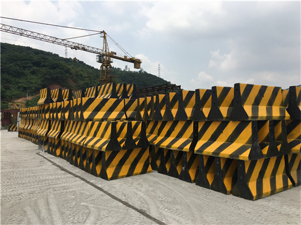 制作好的黑黃色水泥隔離墩