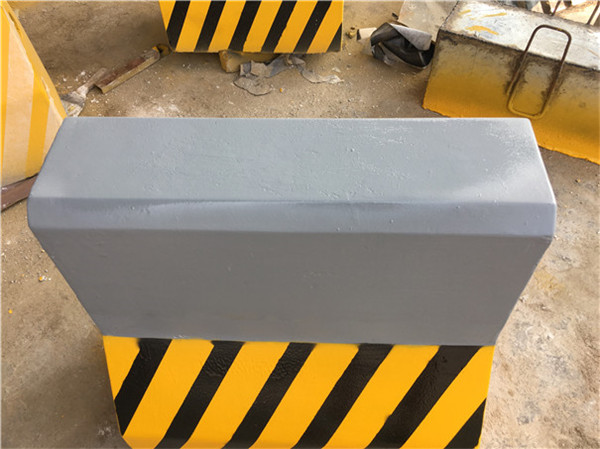 水泥隔離墩頂部展示