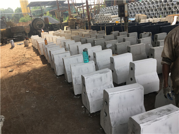 未著色的白色水泥隔離墩