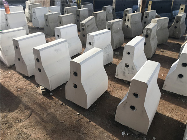 對白色水泥隔離墩進行著色前準備