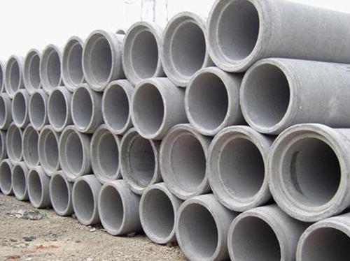 　　隨著我們城市建設(shè)的不斷發(fā)展，鋼筋混凝土排水管也被廣泛使用，前面有篇文章介紹到關(guān)于鋼筋混凝土排水管價(jià)格，很多客戶都來問廣州邦堅(jiān)小編，那影響鋼筋混凝土排水管價(jià)格的因素有哪些呢?那接下來小編就來給大家介紹一下鋼筋混凝土排水管的價(jià)格因素：  　　第一、材質(zhì)不同  　　首先目前我們國家的水泥管根據(jù)使用場景的不同需求可以分為鋼筋混凝土排水管、平口套環(huán)接口水泥管、承插口鋼筋混泥土水泥管、和企口水泥管等，那當(dāng)然不同材質(zhì)的水泥管那價(jià)格就大不相同了，那首先是因?yàn)椴馁|(zhì)不同導(dǎo)致價(jià)格不同。  　　第二、尺寸不同價(jià)格不同  　　大家都知道我們的鋼筋混凝土排水管都有不同的規(guī)格尺寸，那不同的尺寸就會(huì)有不同的價(jià)格，那需要詳細(xì)的鋼筋混凝土排水管價(jià)格以及詳細(xì)的尺寸都可以咨詢我們邦堅(jiān)的客戶人員啦!  　　第三、制作工藝  　　價(jià)格還會(huì)受到制作工藝的影響，也就是產(chǎn)品質(zhì)量問題。我們?cè)谌粘＿x購的過程中，有些水泥制品非常便宜，這往往是制作工藝不夠，或者后期的使用養(yǎng)護(hù)不完善，質(zhì)量也就缺乏保障。一般廉價(jià)的水泥管使用壽命都會(huì)特別短，需要尤其注意!  　　由此說來影響鋼筋混凝土排水管價(jià)格還是不少的，廣州邦堅(jiān)小編覺得主要就是第三點(diǎn)了，質(zhì)量是一個(gè)工程的最核心的問題，如果選擇一些沒有保障的產(chǎn)品那真的是得不償失，選擇邦堅(jiān)鋼筋混凝土排水管確保您的工程安全有保障!